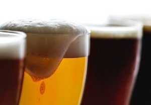 C'est un plan resserré sur 4 pintes de bières, 2 ambrées, 1 blonde et 1 brune. La mousse de la blonde coule le long du verre.